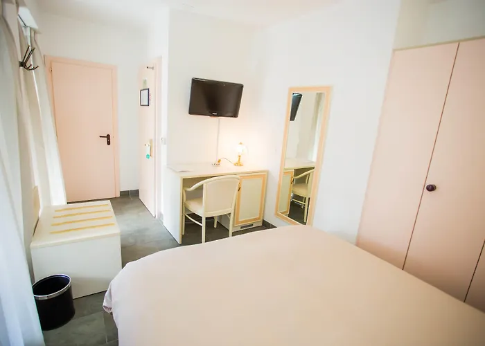 Hotel Du Port Villeneuve