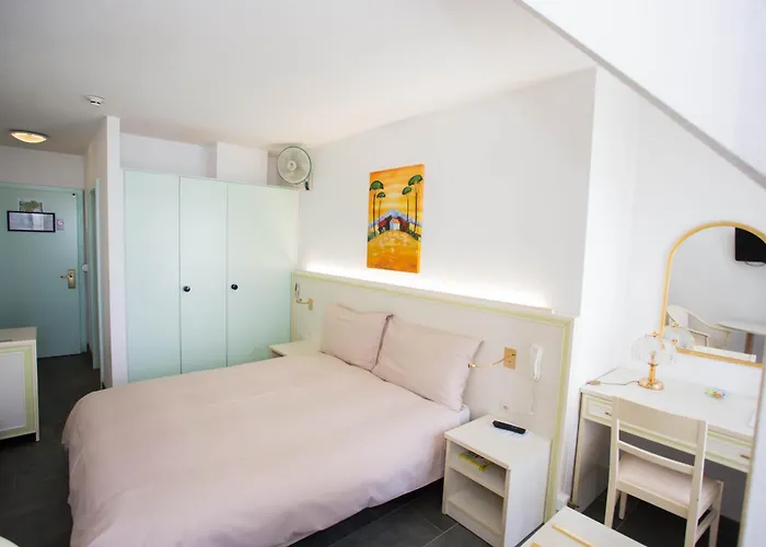 Hotel Du Port Villeneuve