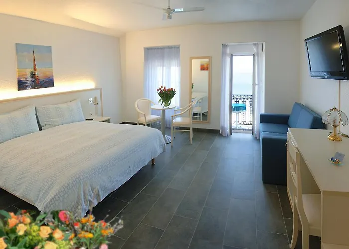 Hotel Du Port Villeneuve